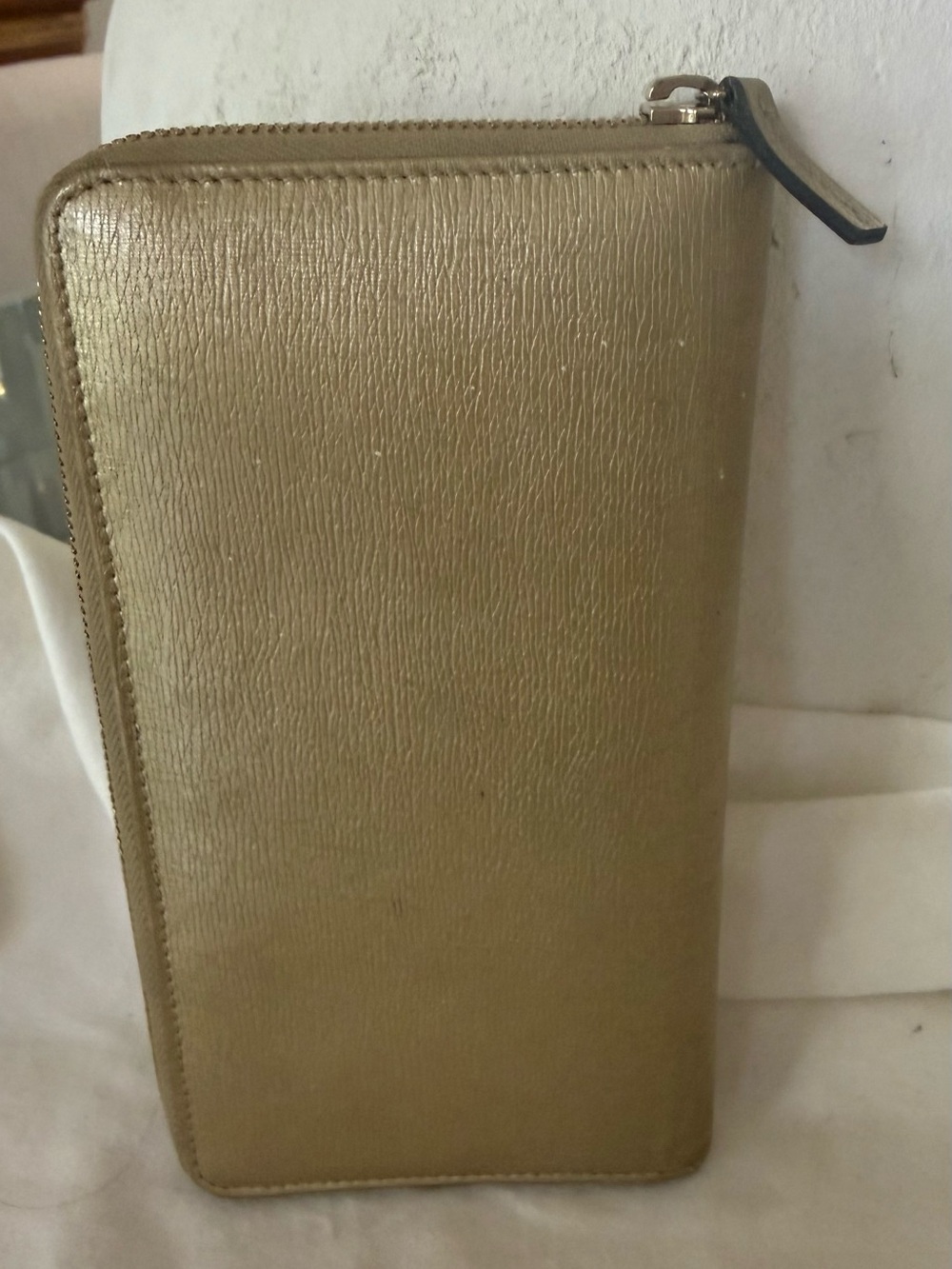 Gucci Metallic Gold Leather Zip Wallet with Signature Emblem - Picture 6 of 8